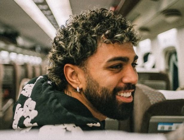Acertado com o Cruzeiro, Gabigol curte férias em praia da Bahia