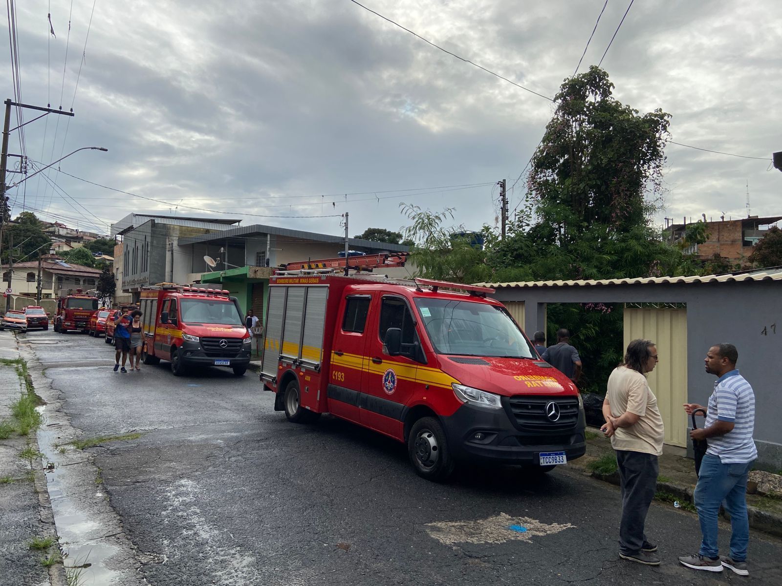 Bombeiros confirmam a terceira morte em desabamento de casa em BH; possível quarta vítima é procurada