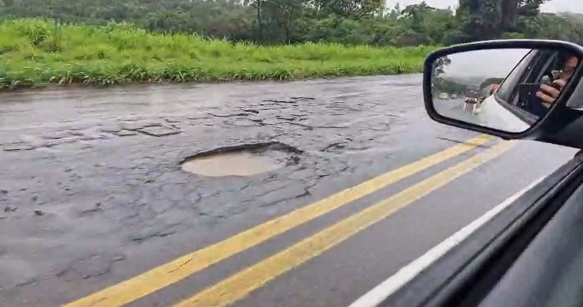 Com chuvas constantes, motoristas denunciam problemas com buracos na BR 381