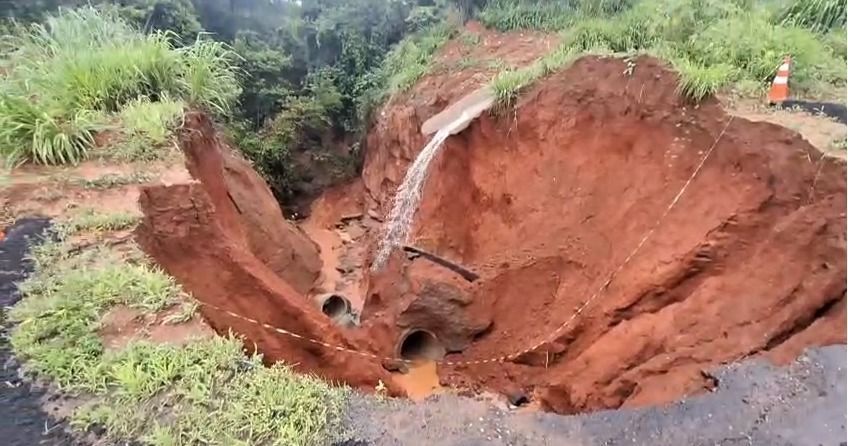 Vídeo: cratera provoca interdição de parte da BR-135, em Curvelo