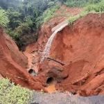 Vídeo: cratera provoca interdição de parte da BR-135, em Curvelo