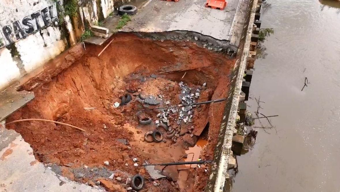 Moradores denunciam instabilidade em solo e recorrência de problemas em rua que cratera se abriu em Sabará