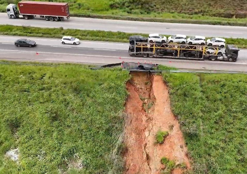 Fotos e vídeos mostram cratera na BR-040: ‘Está só aumentando’, alerta morador