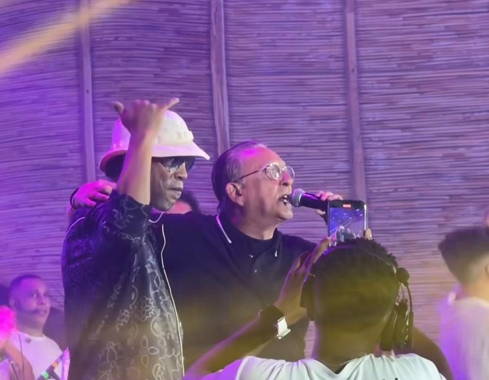Em festa, Galvão Bueno exalta Ronaldinho Gaúcho e cai na dança com o craque