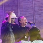 Em festa, Galvão Bueno exalta Ronaldinho Gaúcho e cai na dança com o craque