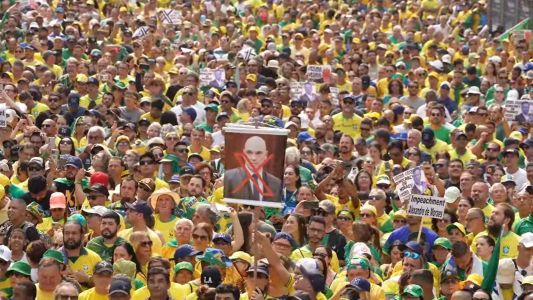 Adesivos e cartazes contra Moraes na Av. Paulista: veja fotos | CNN Brasil