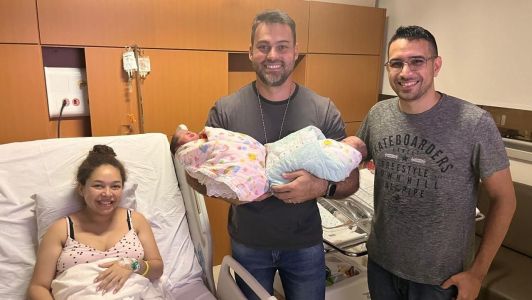 Mulher em trabalho de parto é transportada pela polícia após ficar presa em engarrafamento | CNN Brasil