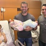 Mulher em trabalho de parto é transportada pela polícia após ficar presa em engarrafamento