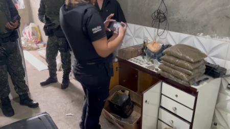 Polícia apreende mais de 230 kg de metanfetamina no Guarujá | CNN Brasil
