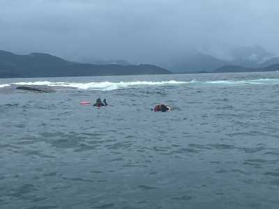 Embarcação com sete pessoas bate em pedra e afunda no litoral Rio de Janeiro; bombeiros fazem buscas | CNN Brasil