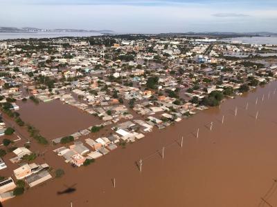 Chuvas no RS: moradores relatam saques noturnos em cidade evacuada durante enchente | CNN Brasil