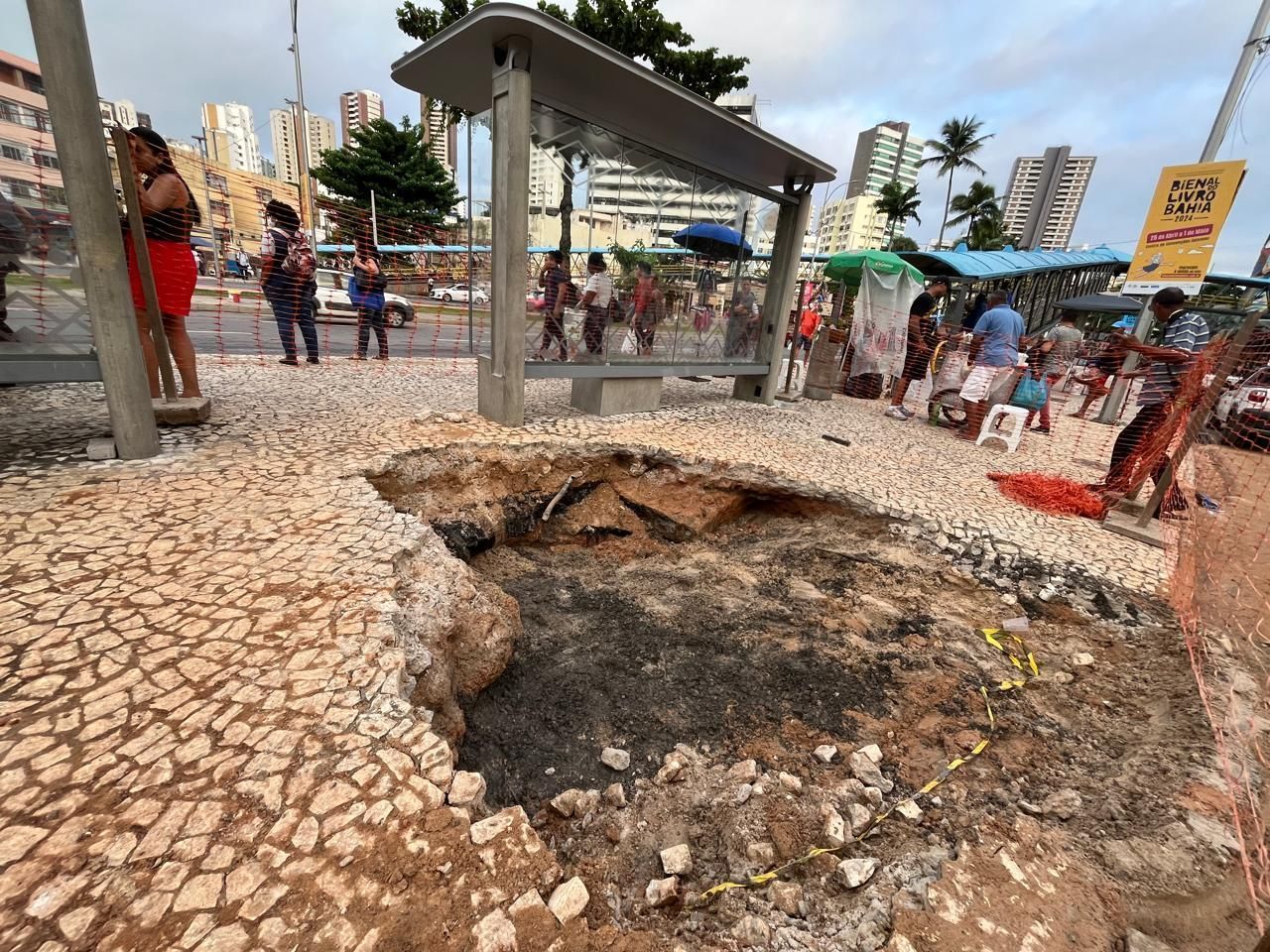 Calçada em posto de ônibus cede e quatro pessoas são 'engolidas' por buraco em Salvador