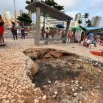 Calçada em posto de ônibus cede e quatro pessoas são 'engolidas' por buraco em Salvador