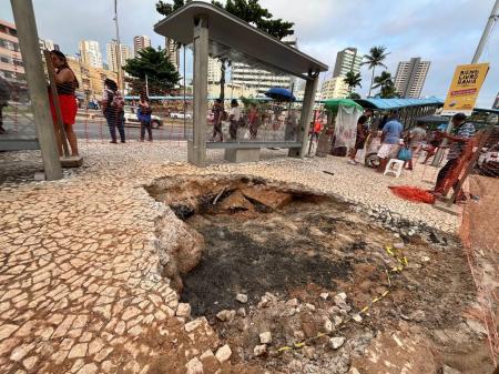 Calçada cede e quatro pessoas são “engolidas“ por buraco em ponto de ônibus de Salvador | CNN Brasil