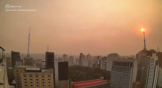 Vídeo: fumaças de queimadas no interior de São Paulo chegam e “engolem“ a capital | CNN Brasil
