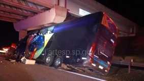 Acidente com ônibus deixa ao menos 10 mortos em rodovia no interior de SP | CNN Brasil