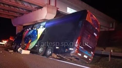 Acidente com ônibus deixa ao menos 10 mortos em rodovia no interior de SP | CNN Brasil