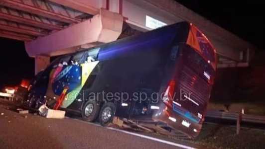 Acidente com ônibus deixa ao menos 10 mortos em rodovia no interior de SP | CNN Brasil