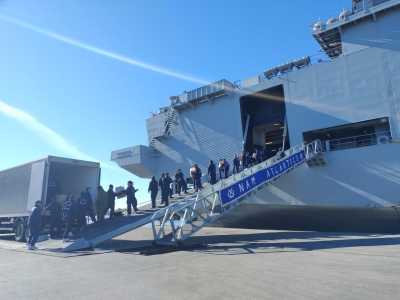 Maior navio de guerra da América Latina volta ao RS com 115 toneladas de donativos | CNN Brasil
