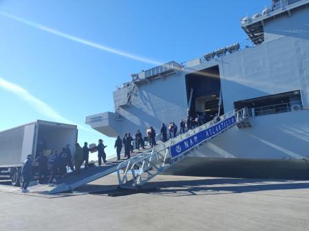 Maior navio de guerra da América Latina volta ao RS com 115 toneladas de donativos | CNN Brasil