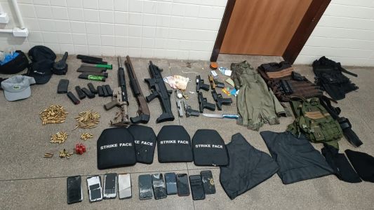 Polícia liberta refém, prende suspeitos e apreende arsenal na Bahia | CNN Brasil