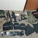 Polícia liberta refém, prende suspeitos e apreende arsenal na Bahia