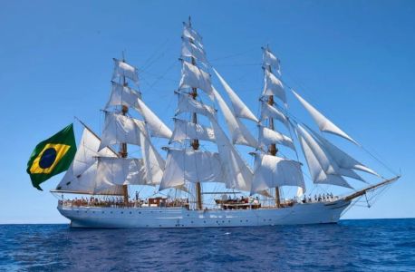 Problema técnico faz veleiro da Marinha do Brasil ficar parado em Portugal | CNN Brasil