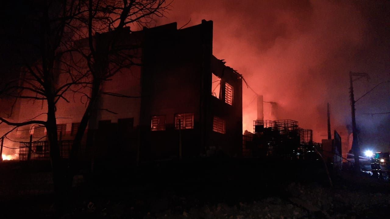 Incêndio atinge fábrica de óleo de motor em Guarulhos