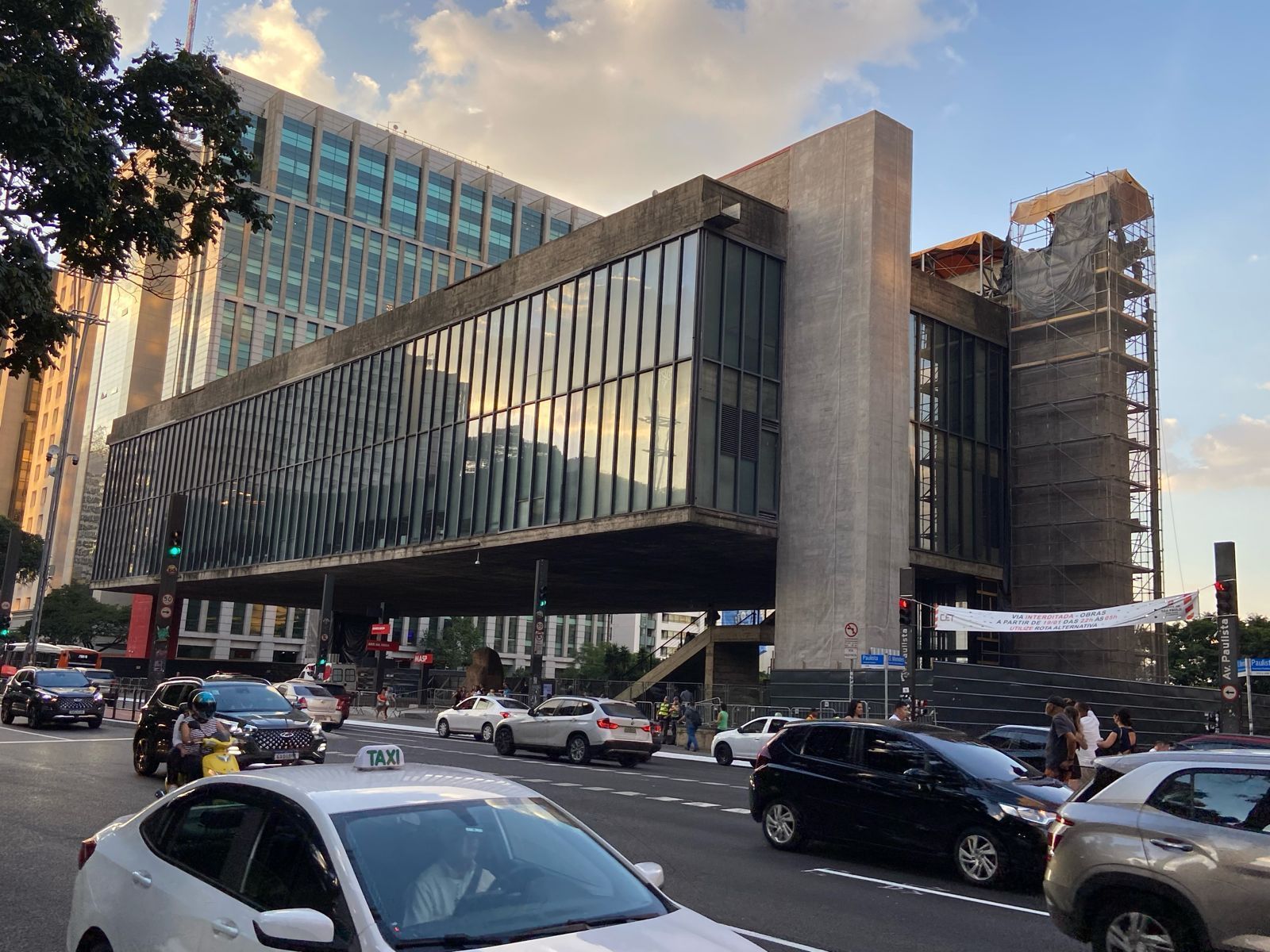 Masp retira cor vermelha do prédio e inicia projeto de restauração em São Paulo