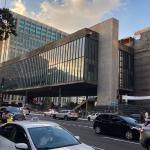 Masp retira cor vermelha do prédio e inicia projeto de restauração em São Paulo