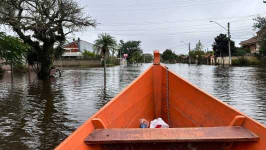 De barco, CNN mostra situação em Pelotas após quase 1 mês de enchente; veja | CNN Brasil