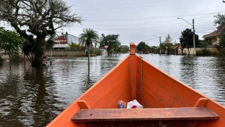 De barco, CNN mostra situação em Pelotas após quase 1 mês de enchente; veja | CNN Brasil