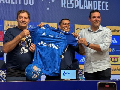 Apresentação de Dudu na Toca da Raposa II como novo reforço do Cruzeiro