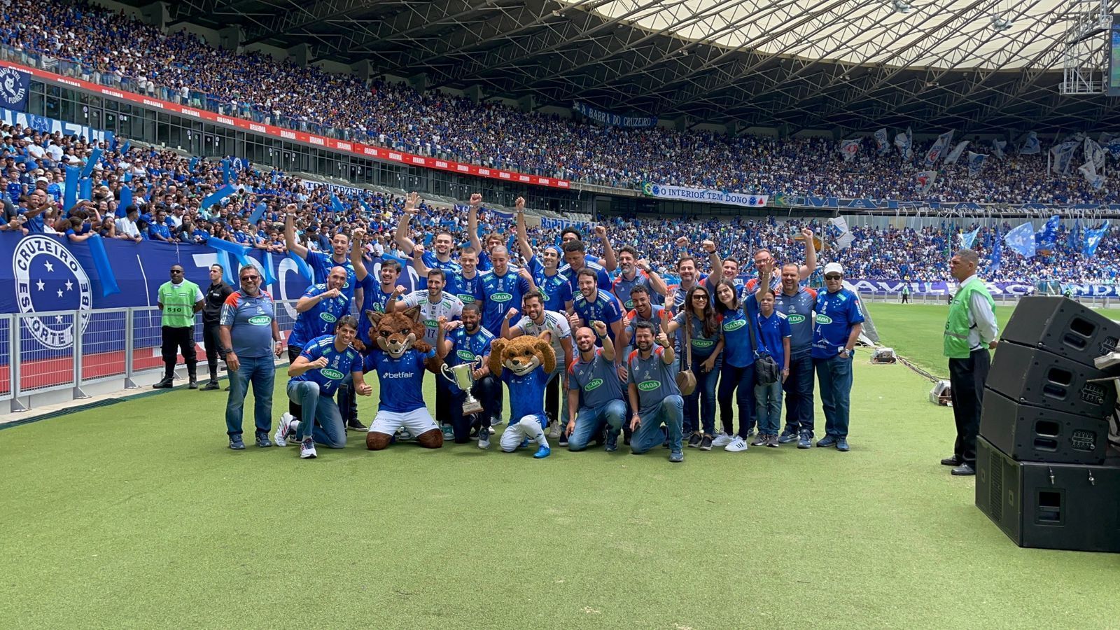 Jogadores do Sada Cruzeiro dão volta olímpica no Mineirão e levam torcida à loucura