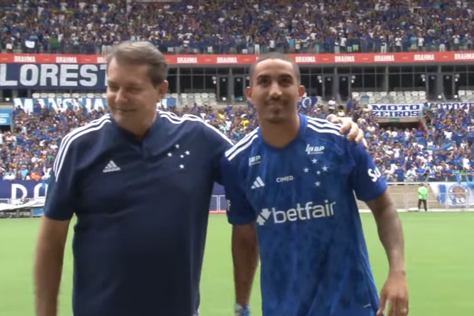 Christian provoca em apresentação no Cruzeiro: 'Só existe um grande em Minas'