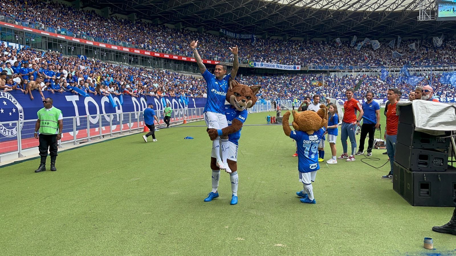 Apresentado no Cruzeiro, Dudu recebe placa de boas-vindas e faz promessa à torcida