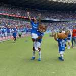 Apresentado no Cruzeiro, Dudu recebe placa de boas-vindas e faz promessa à torcida