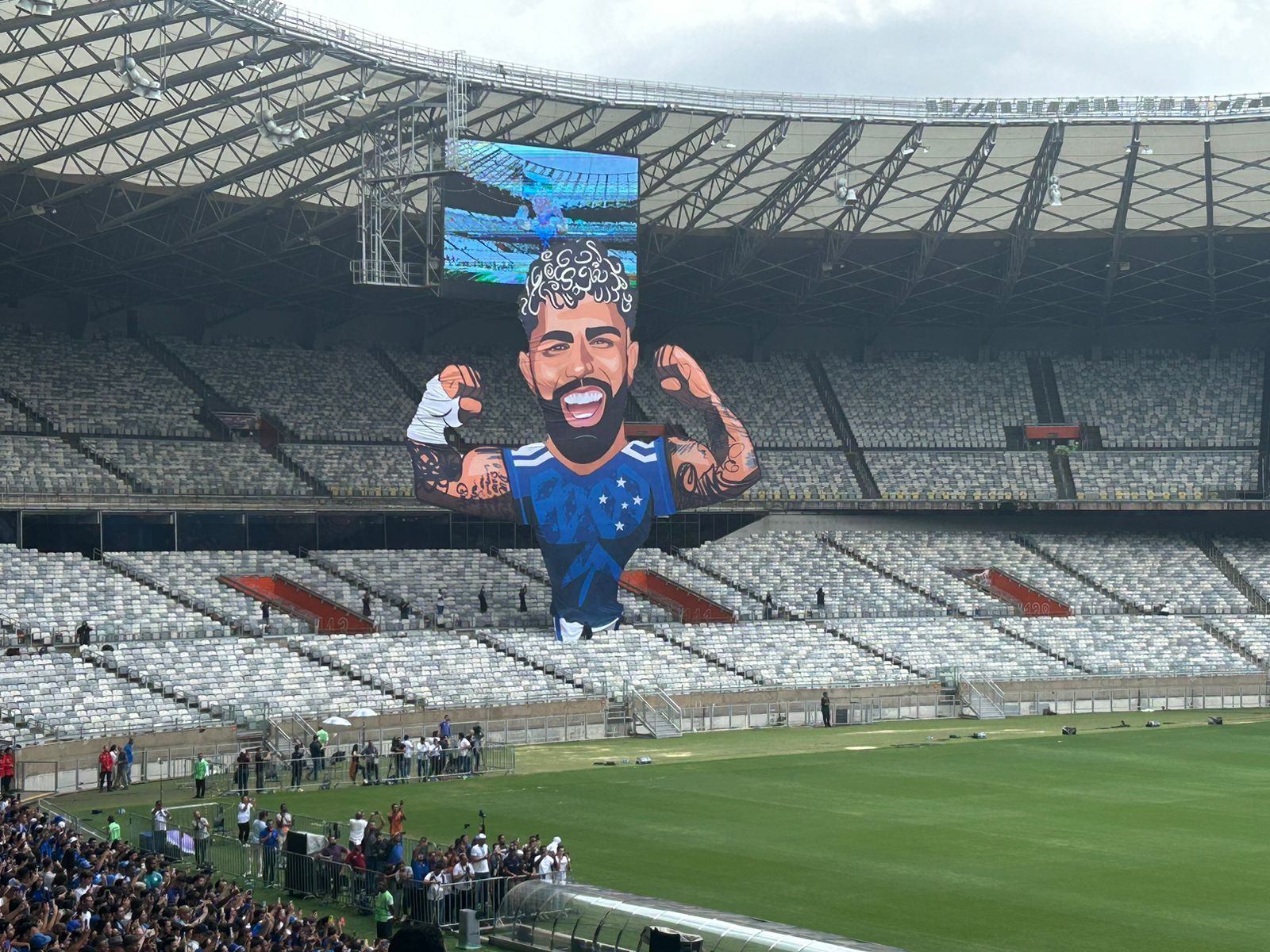 Gabigol é recepcionado com mosaico 3D em mega-apresentação no Cruzeiro