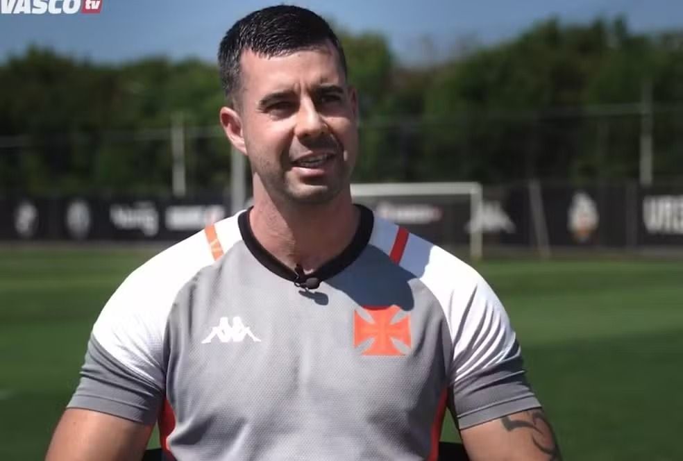 Grêmio anuncia ex-treinador de goleiros do Vasco para 2025