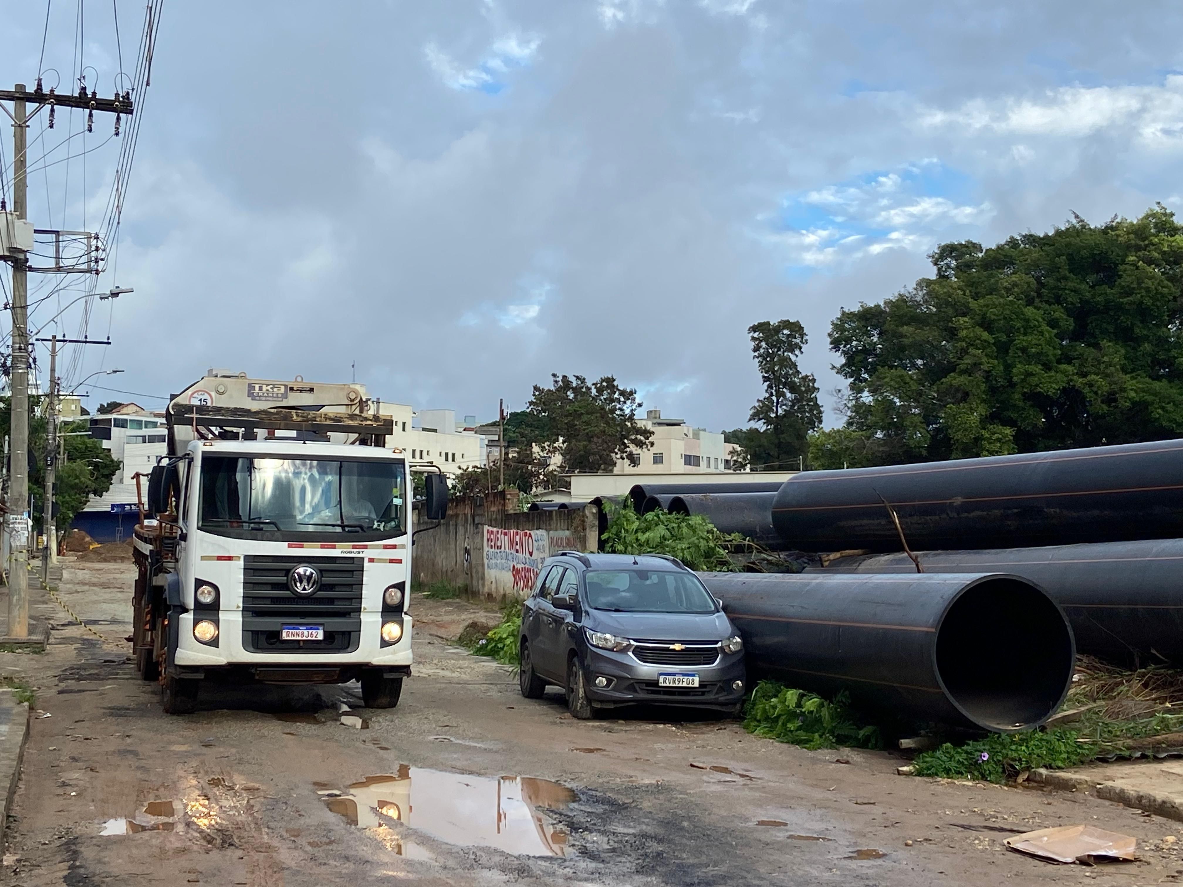 Carro é atingido por cano após queda de muro no bairro Dona Clara