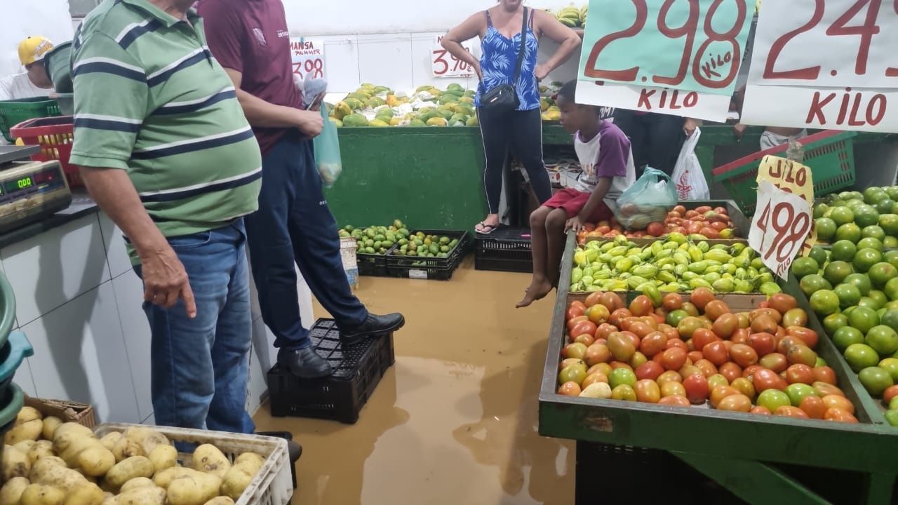 Sacolão é alagado durante chuva forte em Santa Luzia, na Grande BH: 'fim do mundo'