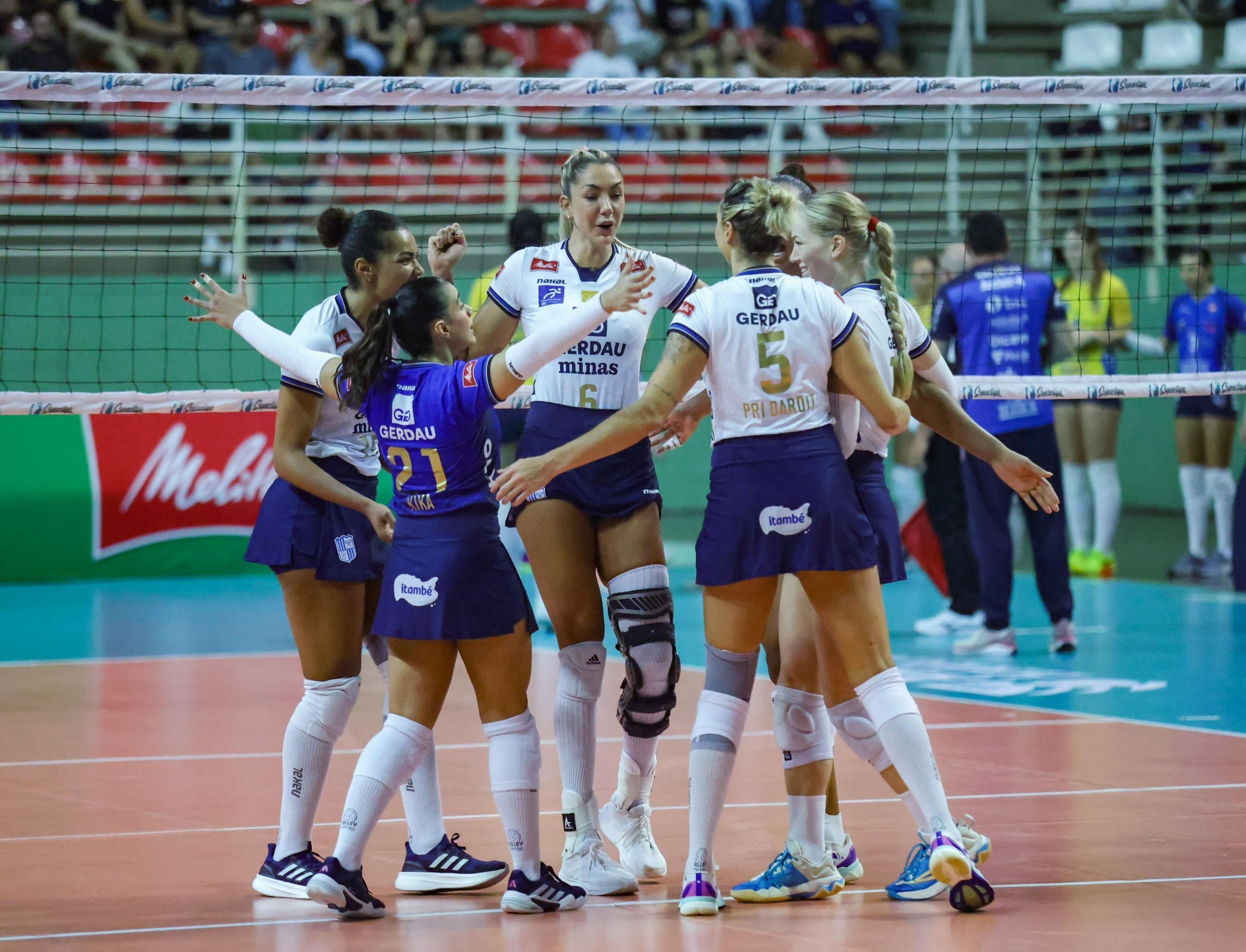 Gerdau Minas domina e supera Brusque em 'reestreia' da Superliga Feminina de Vôlei