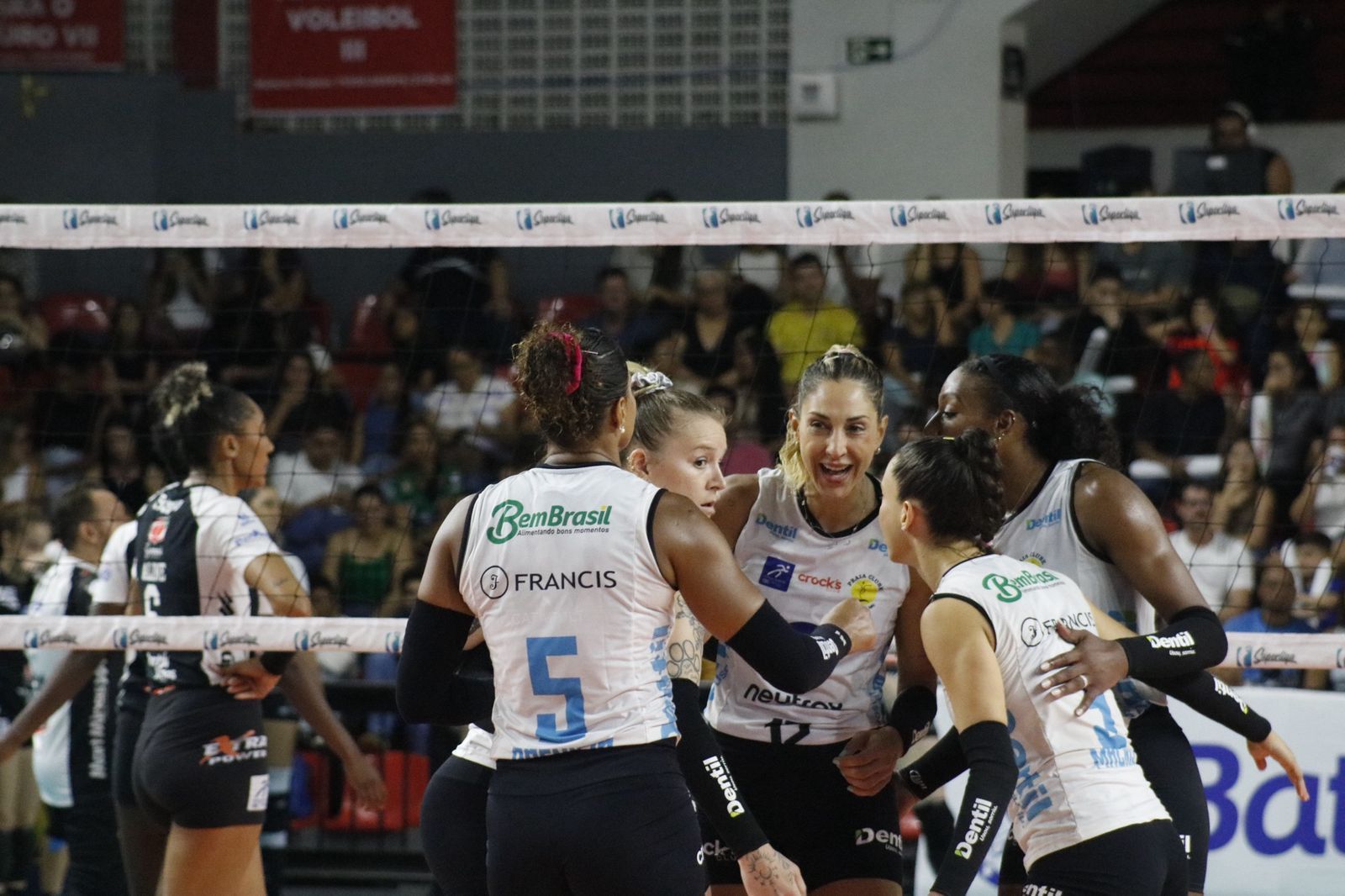 Praia Clube vence Mackenzie e segue na liderança da Superliga Feminina de Vôlei