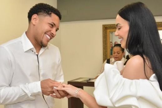 Esposa de Vitor Roque desabafa e revela detalhes sobre casamento com atacante