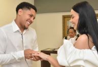 Esposa de Vitor Roque desabafa e revela detalhes sobre casamento com atacante