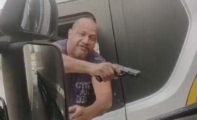 Caminhoneiro flagrado ameaçando motorista com arma de fogo é preso pela PRF