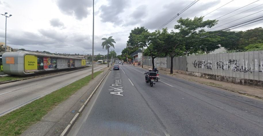 Motociclista morre após acidente com caminhão na av. Antônio Carlos, em BH
