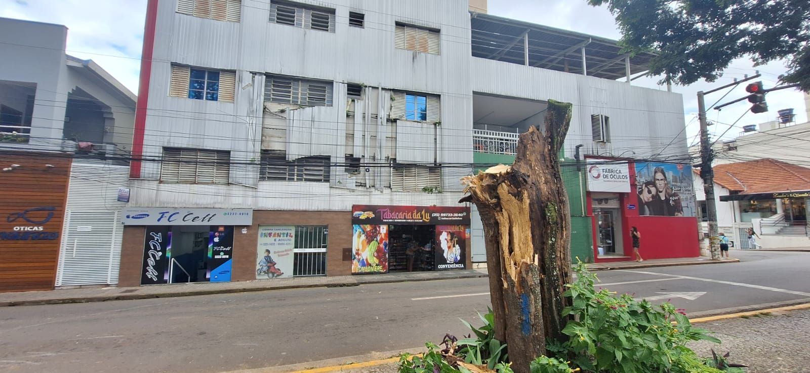 Prédio atingido por árvore teve danos na cobertura da fachada