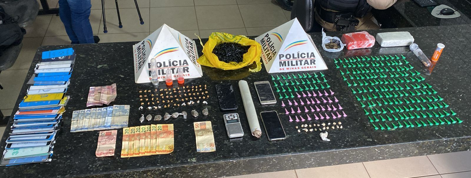 Barras de maconha e microtubos de cocaína são apreendidas em Caratinga