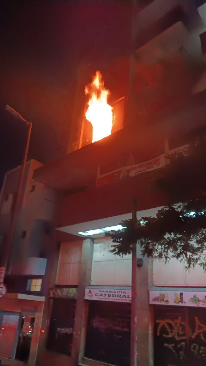 Incêndio atinge prédio no Centro de BH neste sábado (11)